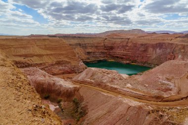 Timna 'nın gizli gölü kışın İsrail' in güneyindeki Arava Çölü vadisinde görülüyor.