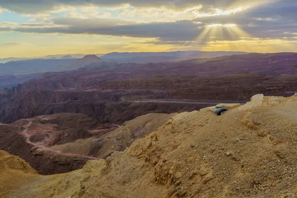 Yoash Dağı 'ndan güneş ışınları ve Mısır sınırıyla kış günbatımı manzarası. Massive Eilat Doğa Rezervi, Güney İsrail