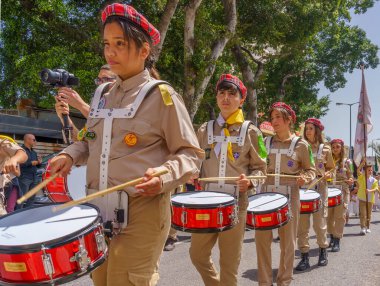 Hayfa, İsrail - 10 Nisan 2022: İzci bateristleri ve diğerleri, İsrail 'in Hayfa kentindeki Yunan Katolik Melkite cemaatinin Paskalya Palmiyesi Pazar geçit törenine katıldılar