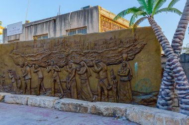 Tayibe, İsrail - 09 Nisan 2022: Orta İsrail 'deki bir Müslüman Arap kasabası olan Tayyip' un antik merkezinde bir Filistin sorun abidesi görülüyor