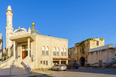 Tayibe, İsrail - 09 Nisan 2022: Orta İsrail 'deki Müslüman bir Arap kasabası olan Tayyip' un antik merkezindeki Salah al-Din Camii 'nin manzarası