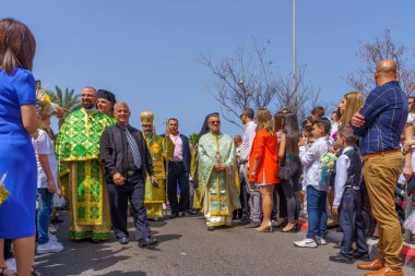 Hayfa, İsrail - 10 Nisan 2022: Piskopos ve diğerleri, İsrail 'in Hayfa kentindeki Yunan Katolik Melkite cemaatinin Paskalya Palmiyesi Pazar geçit törenine katıldılar.