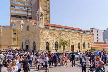 Hayfa, İsrail - 10 Nisan 2022: Mar Elias (St. Elijah Katedrali) Yunan Katolik Melkite Kilisesi 'nde kalabalık toplandı.