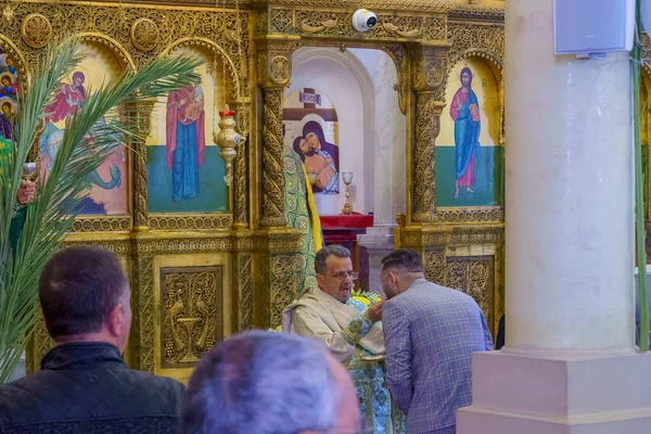Haifa Israel Huhtikuuta 2022 Pappi Rukous Pääsiäisenä Palmun Sunnuntaina Mar — kuvapankkivalokuva