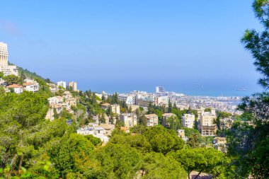 Hayfa, İsrail - 09 Nisan 2022: Karmel 'den limana ve denize doğru, Hayfa, Kuzey İsrail' de