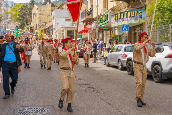 Hayfa, İsrail - 17 Nisan 2022: Genç İzciler ve diğerleri, İsrail 'in Hayfa kentindeki Rum Ortodoks cemaatinin Paskalya Palmiyesi Pazar geçit törenine katıldılar