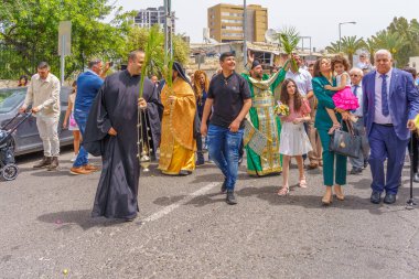 Hayfa, İsrail - 17 Nisan 2022: Rahipler ve diğerleri, İsrail 'in Hayfa kentindeki Rum Ortodoks cemaatinin Paskalya Palmiye Pazar geçit törenine katıldılar