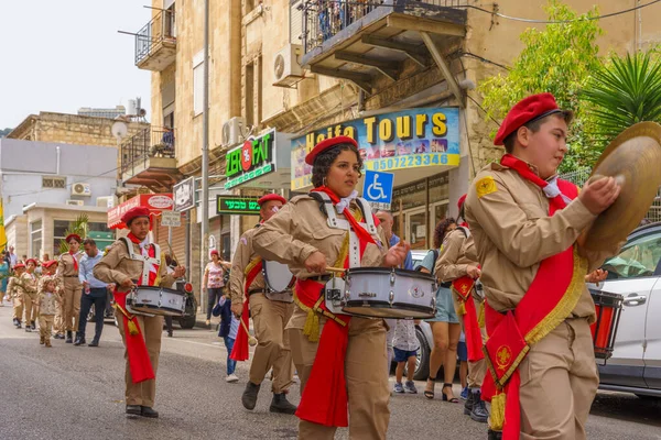 以色列海法 2022年4月17日 童子军鼓手和其他人参加了在以色列海法市中心举行的希腊东正教社区复活节棕榈周日游行 — 图库照片