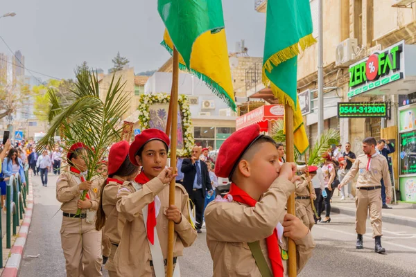 Hayfa, İsrail - 17 Nisan 2022: Genç İzciler ve diğerleri, İsrail 'in Hayfa kentindeki Rum Ortodoks cemaatinin Paskalya Palmiyesi Pazar geçit törenine katıldılar