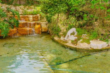 Hayfa, İsrail - 18 Nisan 2022: Kuzey İsrail 'deki Hayfa' da bir gölet ve heykel manzarası