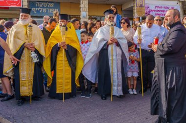 Nasıra, İsrail - 23 Nisan 2022: Rahipler ve diğerleri, Ortodoks Paskalya Kutsal Cumartesisi 'nin bir parçası olan Kutsal Ateşin İsrail' in Nasıra kentinde gelmesini bekliyorlar.