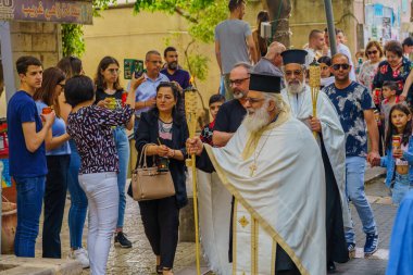 Nasıra, İsrail - 23 Nisan 2022: Ortodoks Paskalya Kutsal Cumartesisi 'nin bir parçası olarak İsrail' in Nasıra kentinde rahipler ve diğer Kutsal Ateş Yürüyüşü