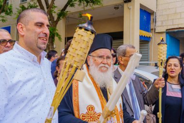 Nasıra, İsrail - 23 Nisan 2022: Ortodoks Paskalya Kutsal Cumartesisi 'nin bir parçası olarak İsrail' in Nasıra kentinde rahipler ve diğer Kutsal Ateş Yürüyüşü