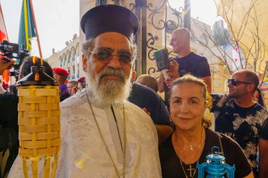 Nasıra, İsrail - 23 Nisan 2022: Ortodoks Paskalya Kutsal Cumartesisi 'nin bir parçası olarak İsrail' in Nasıra kentinde rahipler ve diğer Kutsal Ateş Yürüyüşü