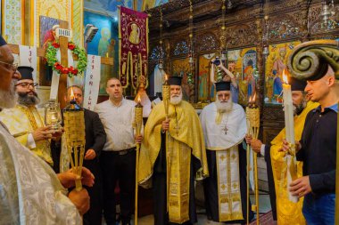 Nasıra, İsrail - 23 Nisan 2022: Paskalya Kutsal Cumartesi ibadeti, Nazareth, İsrail 'de rahiplerin Kutsal Ateş' i tuttukları Yunan Ortodoks Kilisesi 'nde