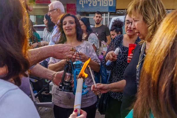 Назарет Израиль Апреля 2022 Года Верующие Разделяют Святой Огонь Часть — стоковое фото