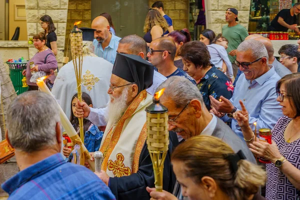 Nasıra, İsrail - 23 Nisan 2022: Ortodoks Paskalya Kutsal Cumartesisi 'nin bir parçası olarak İsrail' in Nasıra kentinde rahipler ve diğer Kutsal Ateş Yürüyüşü