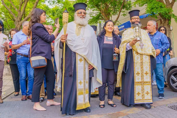 イスラエルのナザレ 2022年4月23日 イスラエルのナザレで 正教会のイースター聖土曜日の一部である聖なる火で司祭と他の行進 — ストック写真