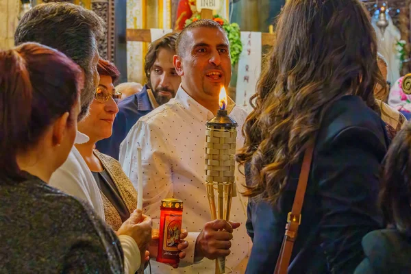 Nasaret Israel Huhtikuu 2022 Ihmiset Pitävät Pyhää Tulta Kreikan Ortodoksisessa — kuvapankkivalokuva