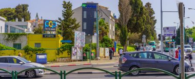 Hayfa, İsrail - 28 Nisan 2022: İsrail 'in Hayfa kentinde düzenlenen yıllık Yahudi Soykırımı Anma Günü' nde siren sesi için hareketsiz duran insanların olduğu sokak sahnesi