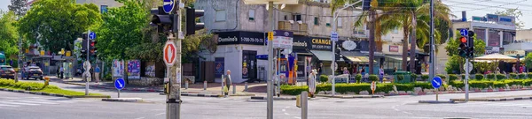 ハイファ イスラエル 2022年4月28日 イスラエルのハイファで 毎年恒例のホロコースト記念の日に サイレンの音のためにじっと立っている人々とストリートシーン — ストック写真
