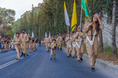 Hayfa, İsrail - 01 Mayıs 2022: İzciler ve diğerleri İsrail 'in Hayfa kentindeki Stella Maris yakınlarındaki Our Lady of Mount Carmel geçit törenine katıldılar. Bu yıllık etkinlik, Birinci Dünya Savaşı 'nda Mary heykelinin saklanması anısına düzenlenmiştir.