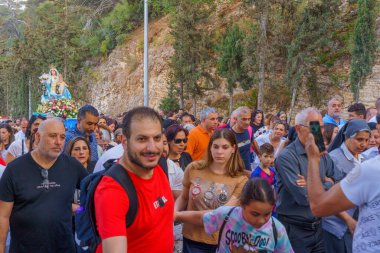 Hayfa, İsrail - 01 Mayıs 2022: Mary heykeli, İsrail 'in Hayfa kentindeki Stella Maris yakınlarındaki Our Lady of Mount Carmel geçit töreninde inananlar tarafından kaldırıldı. Bu yıllık etkinlik 1. Dünya Savaşı 'nda saklandığı için kutlanıyor.
