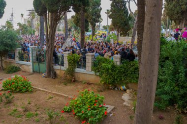 Hayfa, İsrail - 01 Mayıs 2022: Hayfa, İsrail 'de bulunan Stella Maris yakınlarındaki Carmel Dağı' nın Leydisi geçit töreninde rahipler ve kalabalık. Bu yıllık etkinlik, Birinci Dünya Savaşı 'nda Mary heykelinin saklanması anısına düzenlenmiştir.