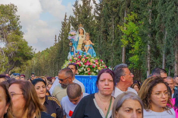 Хайфа Израиль Мая 2022 Года Статуя Марии Поднимается Дороге Верующими — стоковое фото