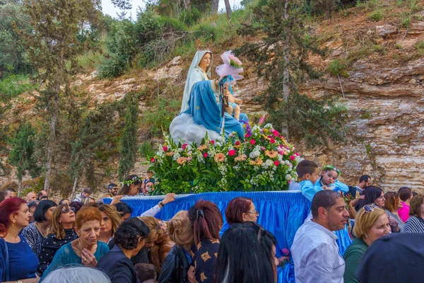 2022年5月1日 イスラエルのハイファにあるステラ マリス近くのカーメル山の聖母のパレードで マリア像は信者によって道を引き上げられます 今年のイベントは第一次世界大戦中の潜伏を記念して — ストック写真