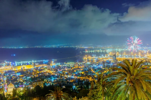 イスラエルのハイファ 2022年5月4日 独立記念日花火の眺め 北イスラエルのハイファのバハイ神社と庭園 ダウンタウンと港 — ストック写真