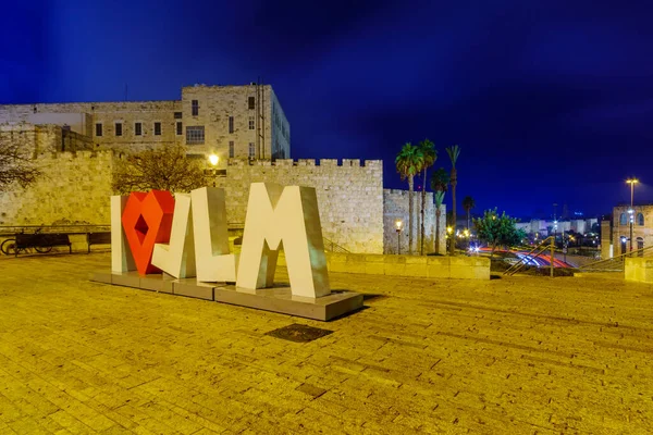 Kudüs, İsrail - 19 Kasım 2021: JLM tabelasını ve eski şehrin Kudüs, İsrail 'deki duvarlarını gece görüşü