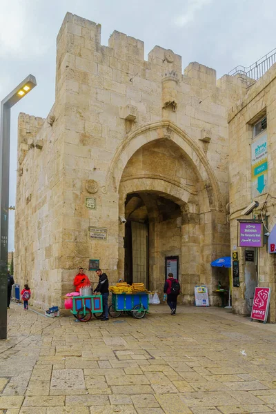 イスラエル エルサレム 2021年11月20日 イスラエル エルサレムの旧市街で 食料品販売業者や訪問者とともに ヤッファ門とオマル イブン カッタブ広場のシーン — ストック写真