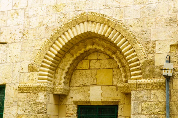 İsrail 'in Kudüs şehrindeki bir Mamluk döneminden kalma bir binanın Haçlı tarzı kapısı görüntüsü.