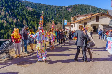 Valfloriana, İtalya - 26 Şubat 2022: Geleneksel kostüm dansına katılanlar Valfloriana Karnavalı, Trentino, Kuzey İtalya