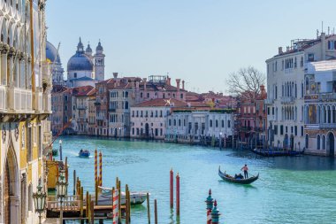Venedik, İtalya - 01 Mart 2022: Accademia köprüsünden Venedik, Veneto, Kuzey İtalya 'daki binalar ve teknelerle Büyük Kanal manzarası
