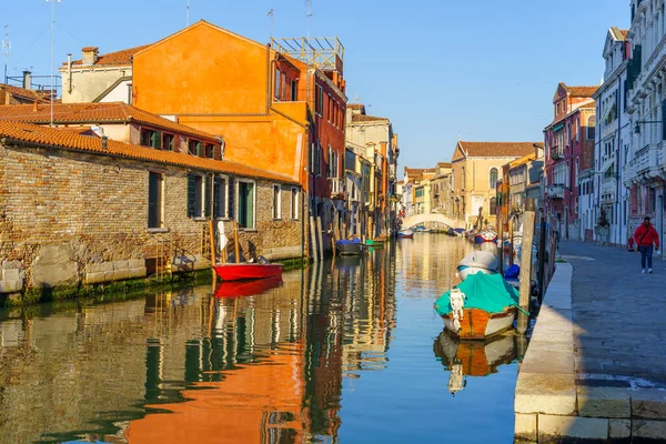 ヴェネツィア イタリア 2022年2月28日 ヴェネツィア ヴェネト 北イタリアで 地元の人々や観光客とリオ マドンナ デッラルト運河の眺め — ストック写真