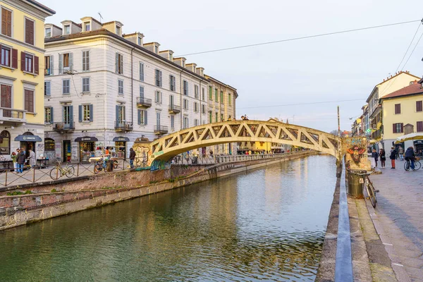 ミラノ イタリア 2022年3月2日 ナヴィリオ グランデ運河の眺め 地元民や観光客と ナヴィリ ミラノ ロンバルディア 北イタリア — ストック写真