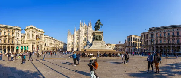 Mediolan Włochy Marca 2022 Scena Placu Katedralnego Duomo Mieszkańcami Gośćmi — Zdjęcie stockowe