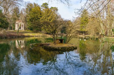 Açık bir kış gününde Monza Park 'taki gölet, tapınak ve kaz manzarası. Monza, Lombardy, Kuzey İtalya