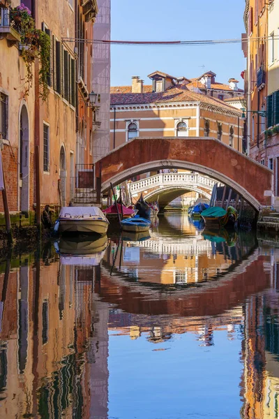 Uitzicht Het Canal Rio Dei Frari Met Boten Huizen Bruggen — Stockfoto