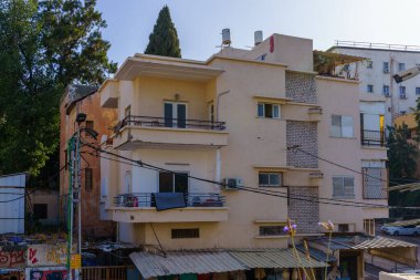 Hayfa, İsrail - 12 Mayıs 2022: Hadar HaCarmel Mahallesi, Hayfa, İsrail 'deki eski binaların manzarası