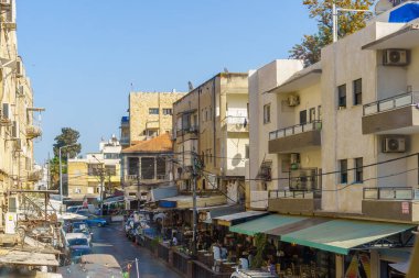 Hayfa, İsrail - 12 Mayıs 2022: Talpiot Market 'te yerel halk ve ziyaretçilerin olduğu restoranlar, Hadar HaCarmel Mahallesi, Hayfa, İsrail
