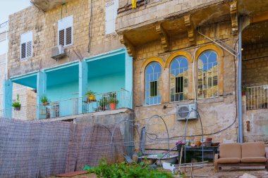 Hayfa, İsrail - 12 Mayıs 2022: Hadar HaCarmel Mahallesi, Hayfa, İsrail 'deki eski binaların manzarası