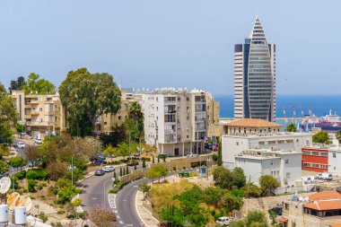 Hayfa, İsrail - 13 Mayıs 2022: İsrail, Hayfa 'daki Hadar HaCarmel Mahallesi' nden şehir merkezine ve limana doğru bakın.