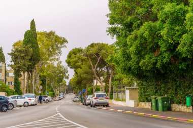 Hayfa, İsrail - 14 Mayıs 2022: Hail Caddesi 'nin yerel halkla birlikte Nave Shaanan Mahallesi, Hayfa, İsrail