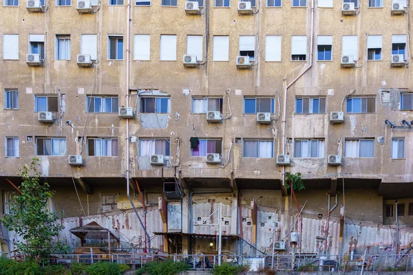 Hayfa, İsrail - 12 Mayıs 2022: Eski bir sinema binasının Hadar Hamel Mahallesi, Hayfa, İsrail 'deki manzarası