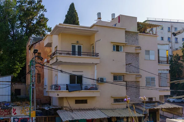 Hayfa, İsrail - 12 Mayıs 2022: Hadar HaCarmel Mahallesi, Hayfa, İsrail 'deki eski binaların manzarası