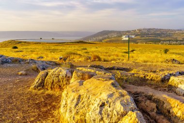 Arbel, İsrail - 21 Mayıs 2022: Arka planda yön işaretleri, manzara ve Tiberias şehri, Arbel Dağı Ulusal Parkı, Kuzey İsrail