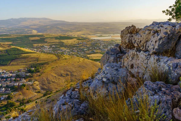 以色列北部Arbel山背景中的岩石和农村景观 — 图库照片